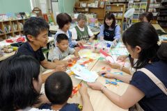 図書室の飾り付けなどを手作りするメンバーら（助川かおる通信員撮影）