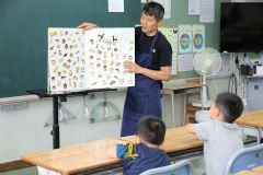 読み聞かせをする「おはなし広場」のメンバー（助川かおる通信員撮影）