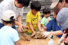 家族で粘土をこねる参加者たち（助川かおる通信員撮影）