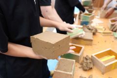 木枠の型から取り出し形が出来上がったれんが（助川かおる通信員撮影）