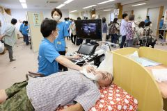 人気だった頸動脈エコーの体験コーナー(助川かおる通信員撮影)