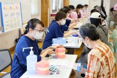 健康に関する検診や相談などのコーナーが多数用意され、幅広い年齢層の来場者でにぎわう会場(助川かおる通信員撮影)