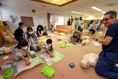 検診や測定、相談、体験など健康に関するさまざまな企画が用意され、来場者でにぎわう会場。AEDの体験コーナーは子どもたちに人気だった(助川かおる通信員撮影)