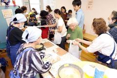 検診や測定、相談、体験など健康に関するさまざまな企画が用意され、来場者でにぎわう会場。減塩食品の試食配布なども行われた(助川かおる通信員撮影)