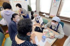 検診や測定、相談、体験など健康に関するさまざまな企画が用意され、来場者でにぎわう会場(助川かおる通信員撮影)