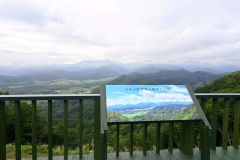 大丸山の展望台から望む日高山脈