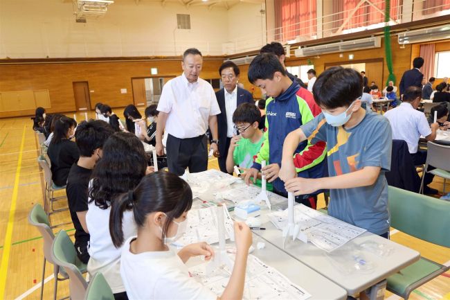 帯広啓成小でロケット教室　帯広西ロータリークラブ　植松電器「ＵＥパートナー」となり実施
