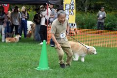 愛犬と飼い主が一緒に走り、笑顔で野外遊びを満喫した運動会（主催者提供）