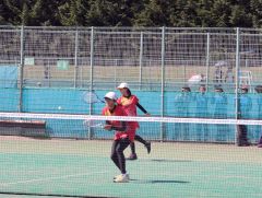 【女子個人戦ダブルス・決勝】第１シードの貫禄を見せて快勝した帯大谷の池田有那（奥）と三浦愛里