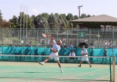 【男子個人戦ダブルス・決勝】スマッシュを決める帯農の水戸海月（手前）。伊藤亜大夢の威力あるストロークも光った