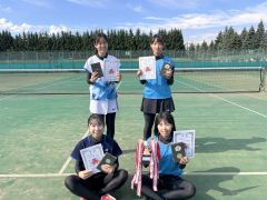 女子個人戦シングルスの上位入賞者。前列右がダブルスとの２冠を果たした池田有那