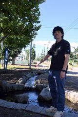 ８年ぶりに稼働を再開したカナールを紹介する町建設部都市整備課職員