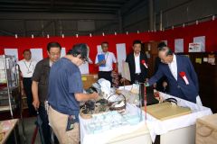 受刑者の製作した家具などを品定めする来場者