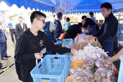 開始前から４００人の行列ができた野菜販売
