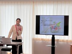 「子どもと一緒にいる時こそ、災害時には冷静に対応する大切さ」などを説く徳本さん（大樹町役場提供）