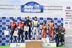 全日本ＪＮー１クラスで優勝を飾った新井大輝（左から４人目）とコドライバーの立久保大輝（金野和彦撮影）