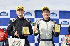 全日本ＪＮー１クラスで優勝を飾り、表彰台で笑顔を見せる新井大輝（右）とコ・ドライバーの立久保大輝＝金野和彦撮影