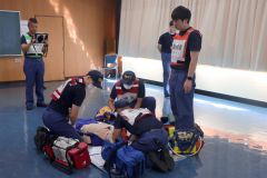 ダミー人形を使った救命活動の審査会に臨む救急隊員