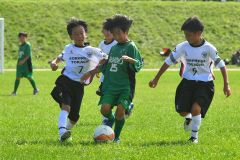 【第１トーナメント決勝・帯広ＦＣ―ソルプレーサ十勝】ドリブルで敵人に襲いかかる帯広ＦＣの山崎晃弥（中央）