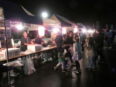 屋台もにぎわった豊年踊りの会場