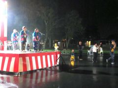 雨の中、北海盆唄を披露する更別民謡友の会