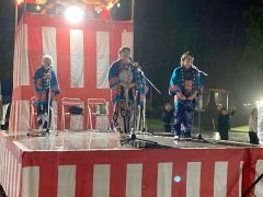 雨の中、北海盆唄を披露する更別民謡友の会