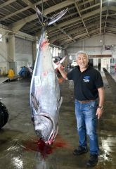 広尾産の本マグロをＰＲする池下会長