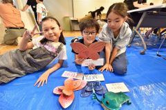 作った「生きもの」を紹介する子どもたち