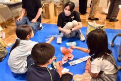 作品について談笑する図書館職員と子どもたち