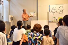 絵本の読み聞かせをする堀川さん