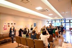 模擬手術体験に子ども「楽しい」　公立芽室病院が「まつり」 10