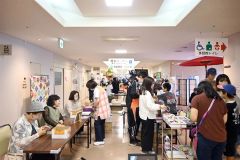 模擬手術体験に子ども「楽しい」　公立芽室病院が「まつり」 9