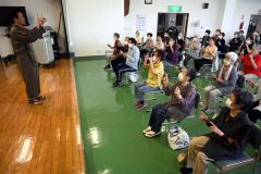 「ごぼう先生」と一緒に健康体操を楽しむ参加者ら