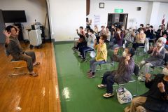 「ごぼう先生」と一緒に健康体操を楽しむ参加者ら