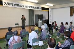 「ごぼう先生」と一緒に健康体操を楽しむ参加者ら