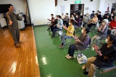 「ごぼう先生」と一緒に健康体操を楽しむ参加者ら