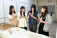 同校に備蓄している非常食を試食する学生ら