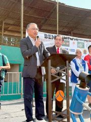 約１００チームが出場した第１０回国際芽室杯ブラジルＧＢ親善大会であいさつする手島町長（町提供）