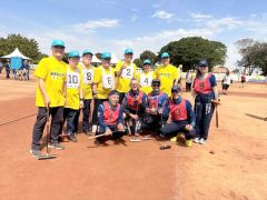 第１０回国際芽室杯ブラジルＧＢ親善大会にそろいの黄色いＴシャツ姿で出場した芽室チームと現地のチーム（町提供）