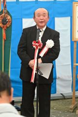 あいさつする井下社長