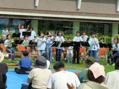 ステージ演奏や屋台などでにぎわう会場