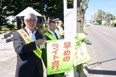 死亡事故ストップへ総決起、街頭啓発 市と関係団体 6
