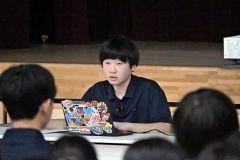 同級生の前で広島の平和スタディーツアーの報告をする北橋さん