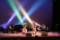 町内の小学生らを楽しませた「北海道ケンハモ団」の演奏