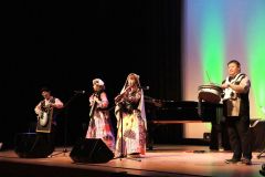 町内の小学生らを楽しませた「北海道ケンハモ団」の演奏