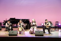 町内の小学生らを楽しませた「北海道ケンハモ団」の演奏