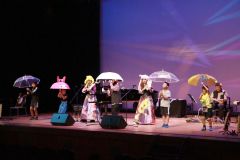 ユニークな演奏に児童総立ち　大樹　「北海道ケンハモ団」招き鑑賞会