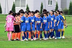試合終了後、互いの健闘をたたえ合う両チームイレブン