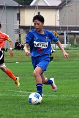 【第１０節・十勝ＦＳリトルガールズＵ―１５―岩見沢ＦＣルファヴェニール】ドリブルで相手ゴールに迫る十勝ＦＳリトルガールズＵ―１５の高橋真奈主将