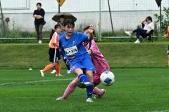 【第１０節・十勝ＦＳリトルガールズＵ―１５―岩見沢ＦＣルファヴェニール】前半２０分、十勝ＦＳリトルガールズＵ―１５の飯山遥羽が相手ＧＫを交わしてシュートを放ち３－０とする